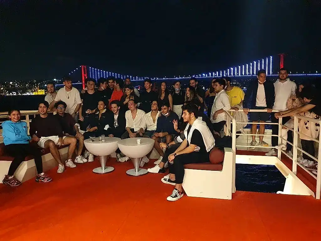 teknede doğum günü partisi