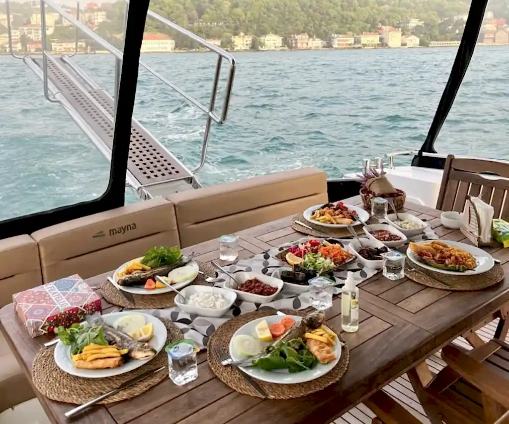 Teknede Şirket Yemeği: Çalışma Arkadaşlarınızla Teknede Akşam Yemeği