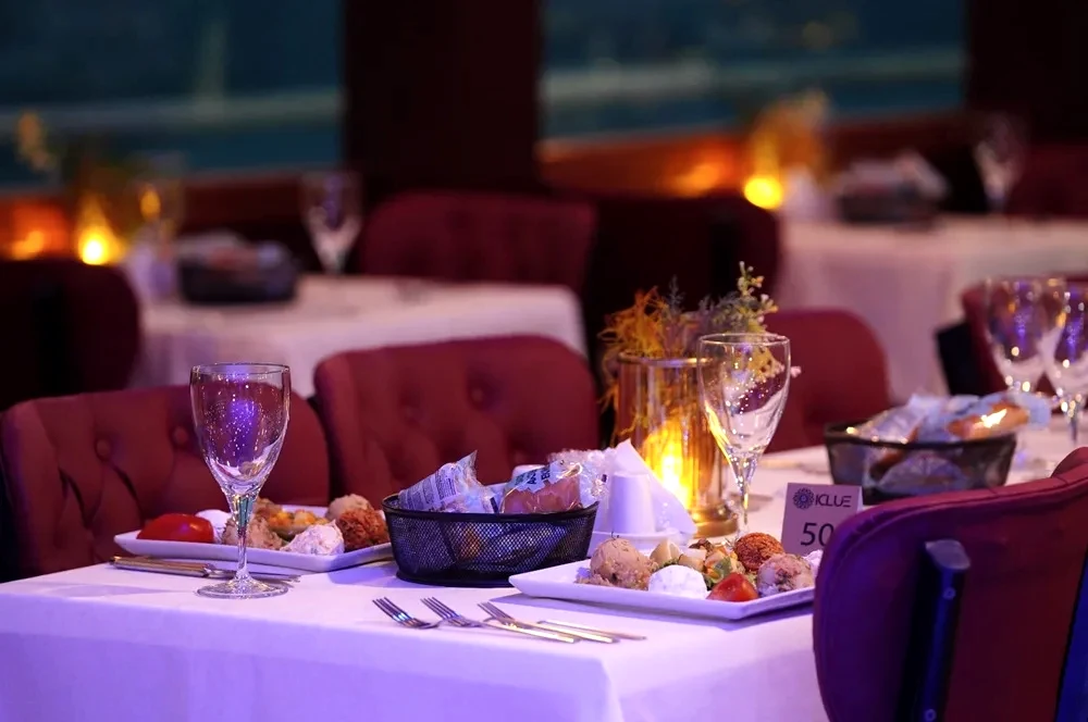 İstanbul’da Yat ile Boğazda Romantik Akşam Yemeği