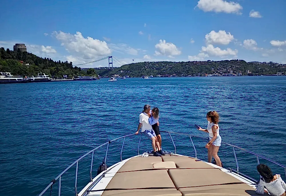 İstanbul Yatta Evlilik Teklifi: Romantik Bir Anı Denizle Taçlandırın